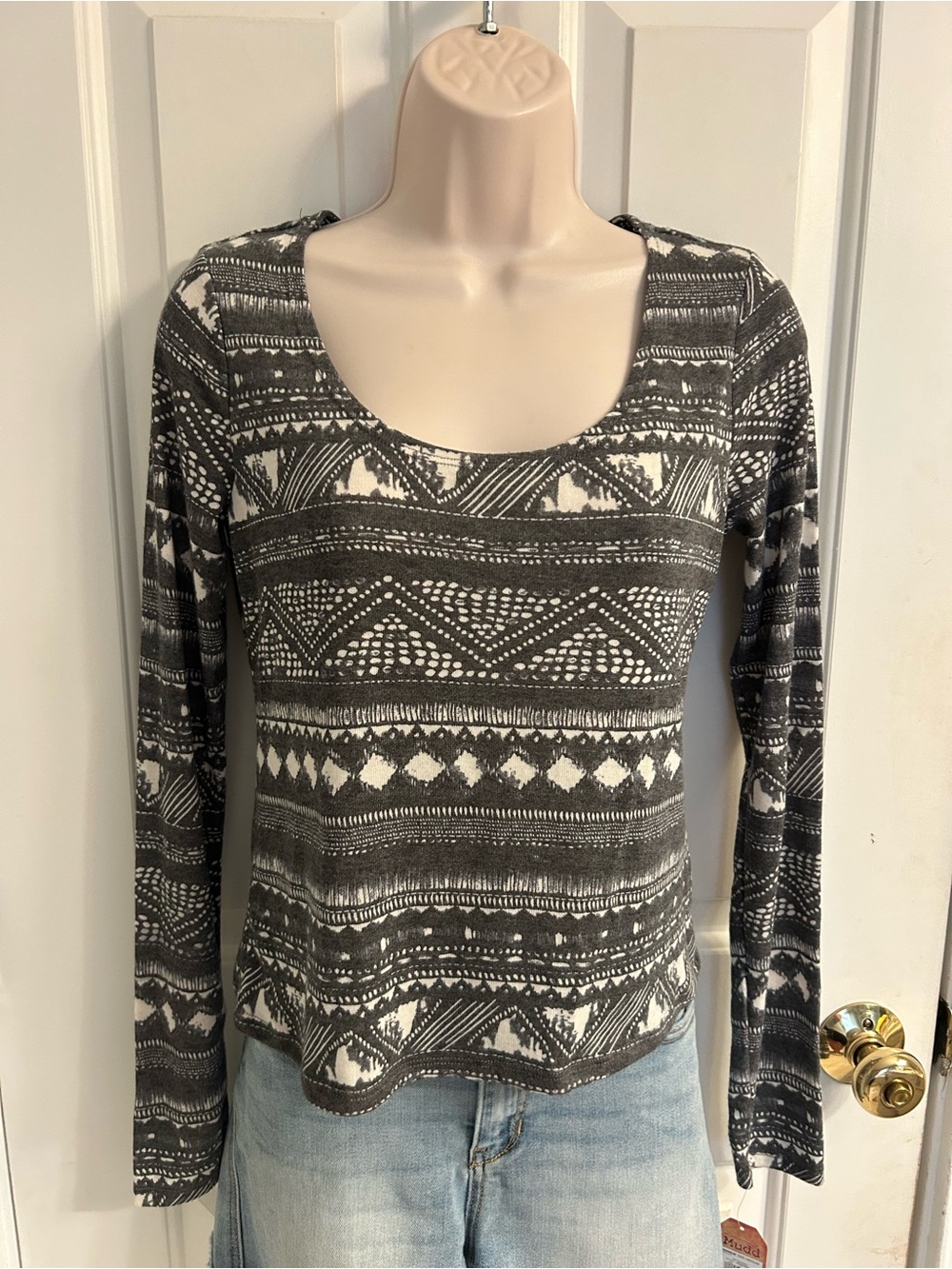NWT-Mudd Black & White Aztec-Pattern Long Sleeve Scoop Neck Top